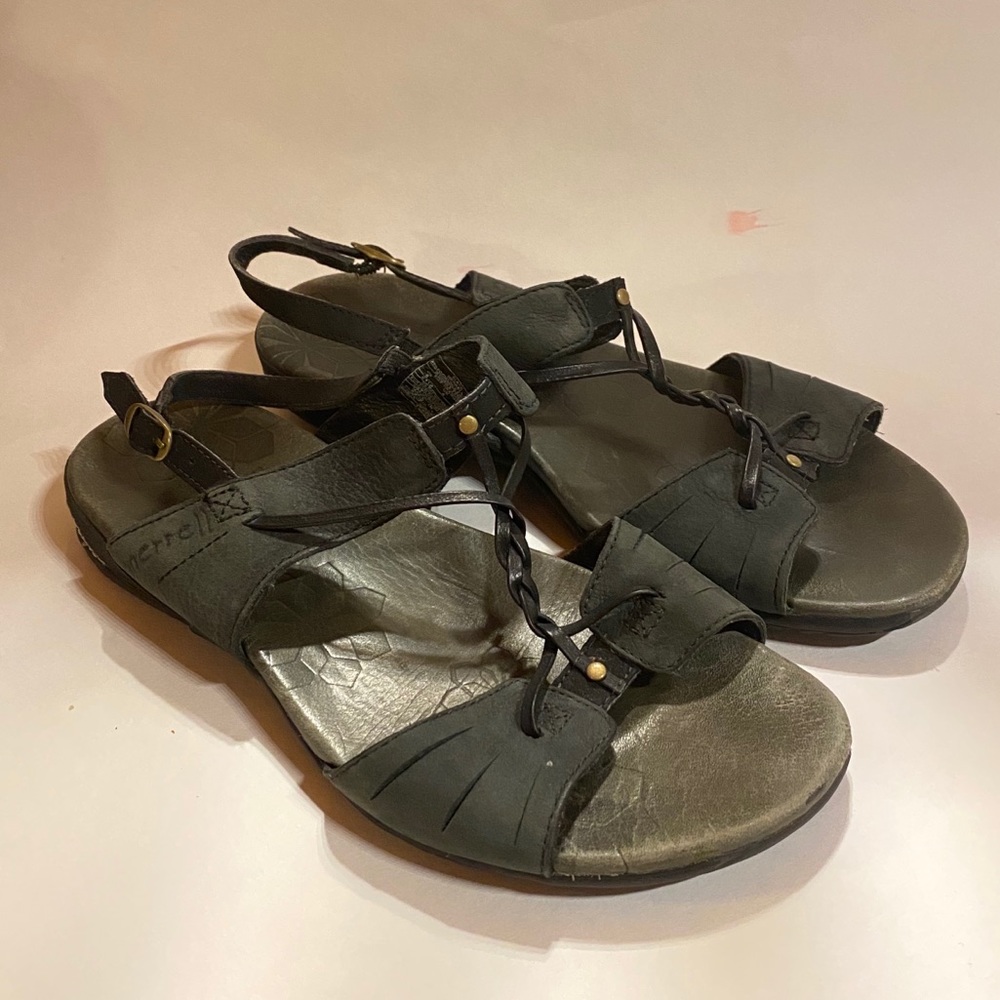 Merrill size 6 black sandals